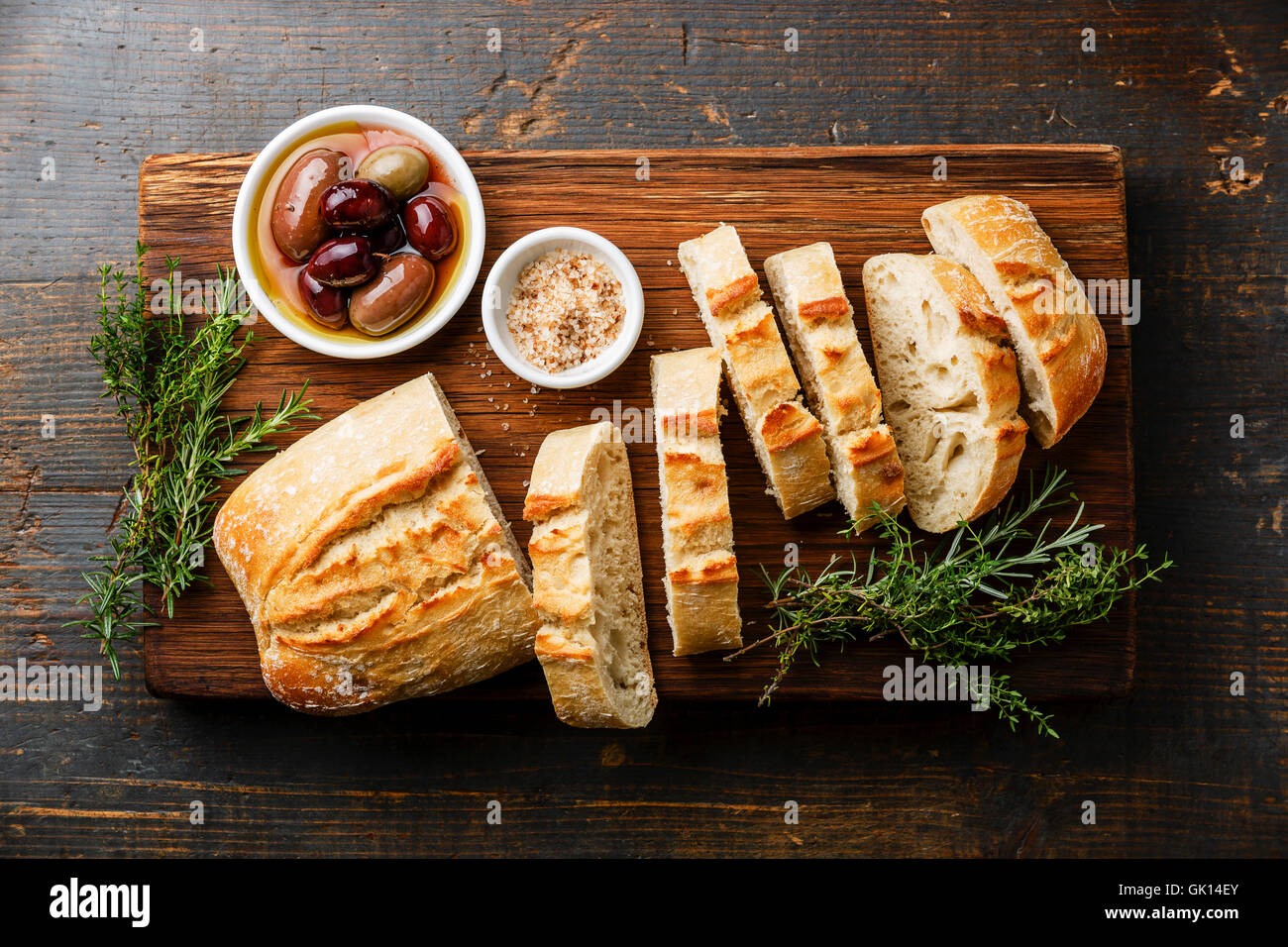 La ciabatta fresca pane tagliato a fette sul tagliere di legno con