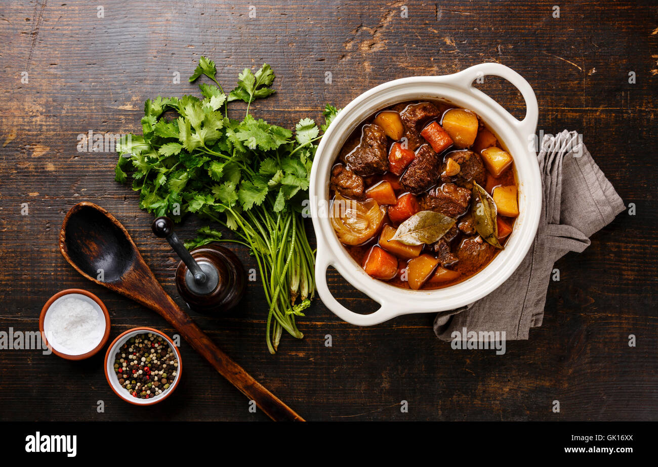 La carne di manzo stufato con patate, carote e spezie in ceramica pentola Foto Stock