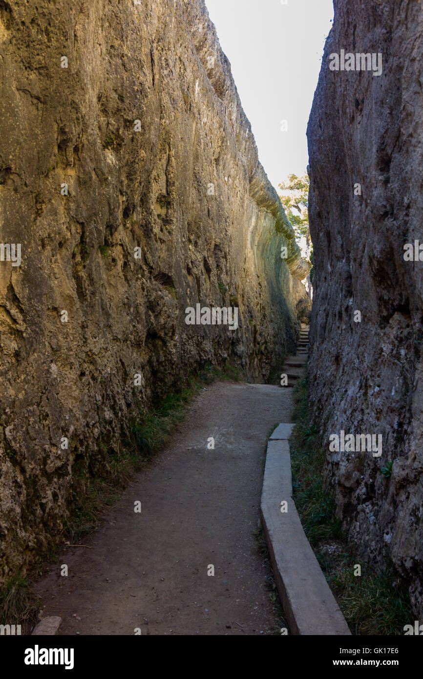 Lunghe strisce pedonali una strada Foto Stock