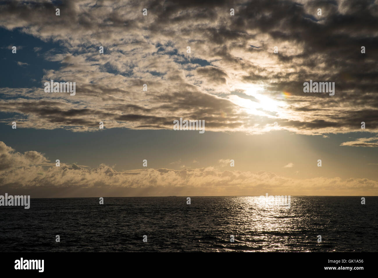 Vedute costiere. Vista oceano Western Australia mare cielo rocce di sabbia reale colori blu Foto Stock