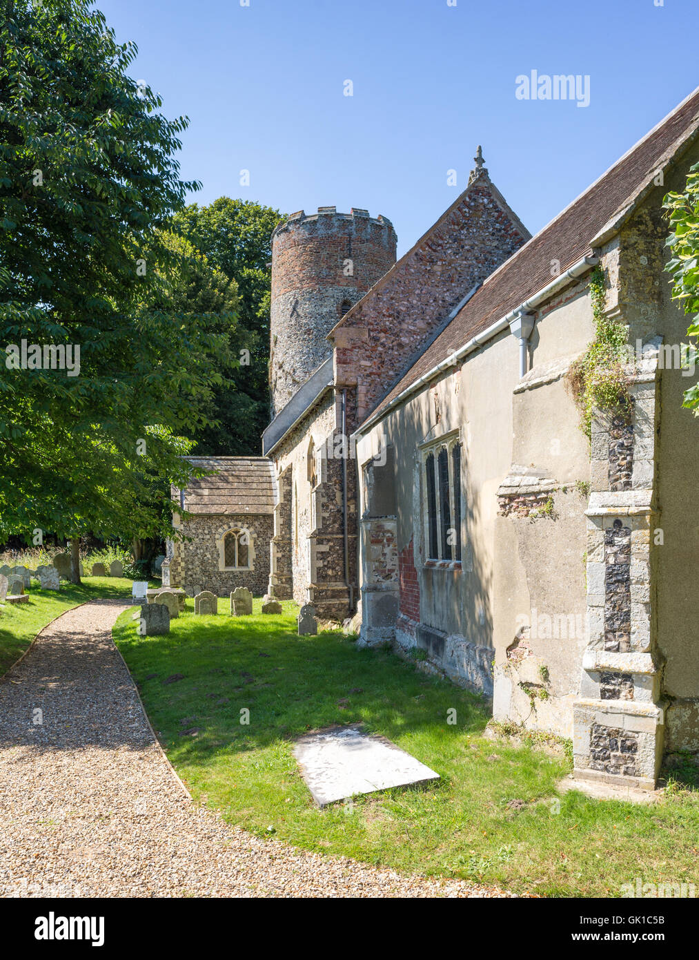 La torre rotonda chiesa di San Pietro e di San Paolo, Burgh Castle nei pressi di Great Yarmouth, Norfolk, Regno Unito. Foto Stock