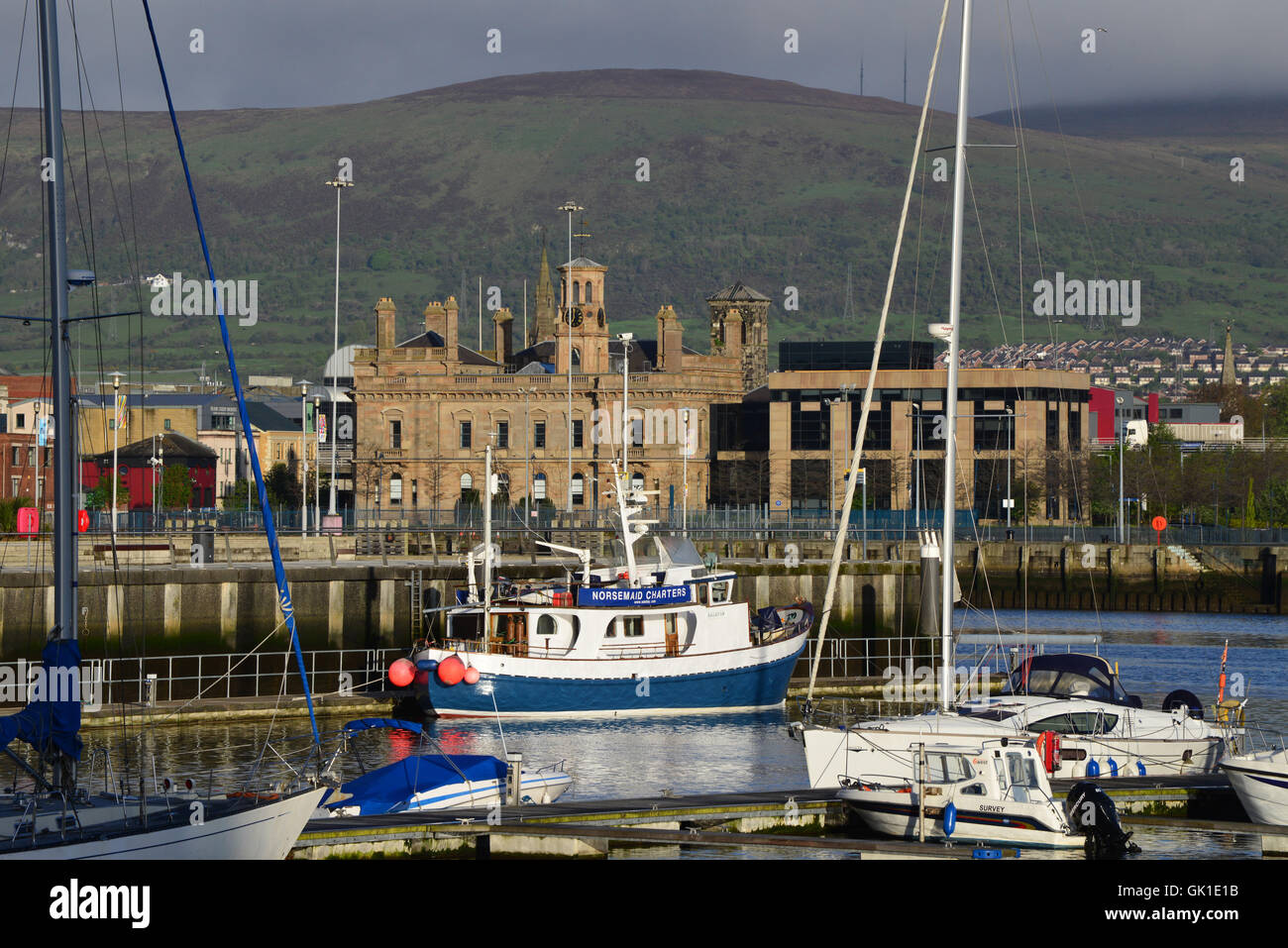 Barche di fronte al Harbour Commissioners office, Belfast Foto Stock
