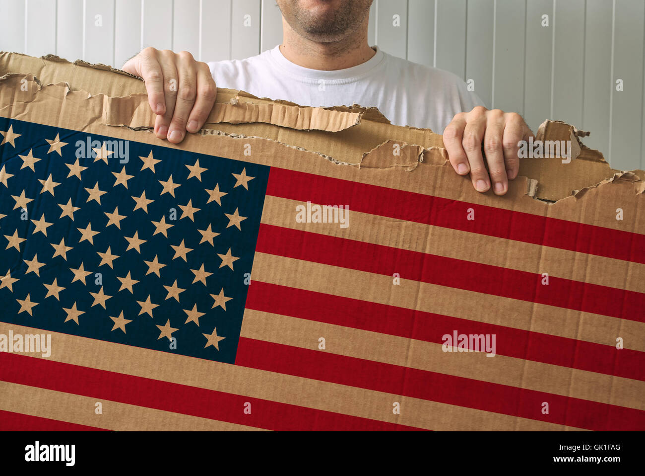 Uomo con cartone con bandiera degli Stati Uniti stampati, maschio adulto persona il supporto di Stati Uniti d'America Foto Stock