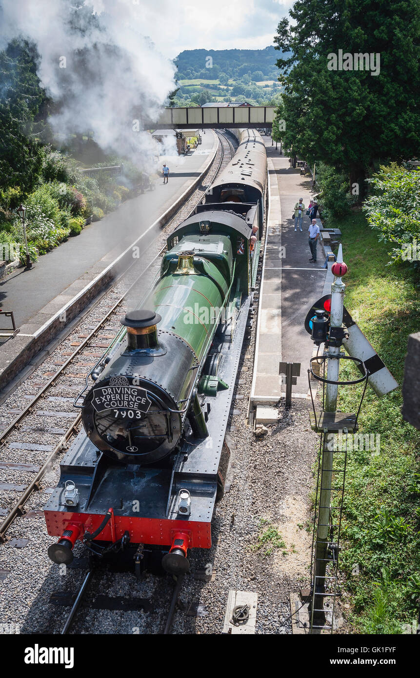 Un autista di esperienza del corso treno a vapore lasciando Winchcombe stazione REGNO UNITO Foto Stock
