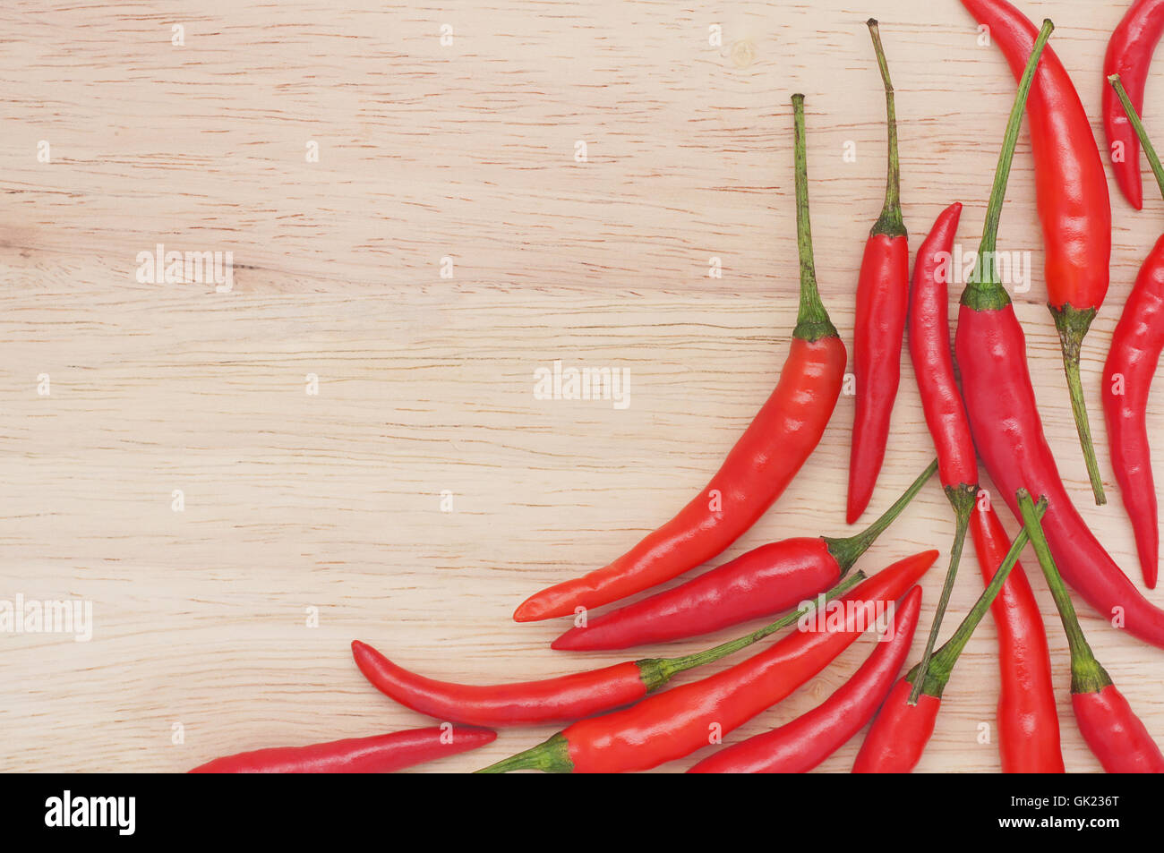 Close-up e dettaglio di peperoncini rossi su uno sfondo di legno Foto Stock
