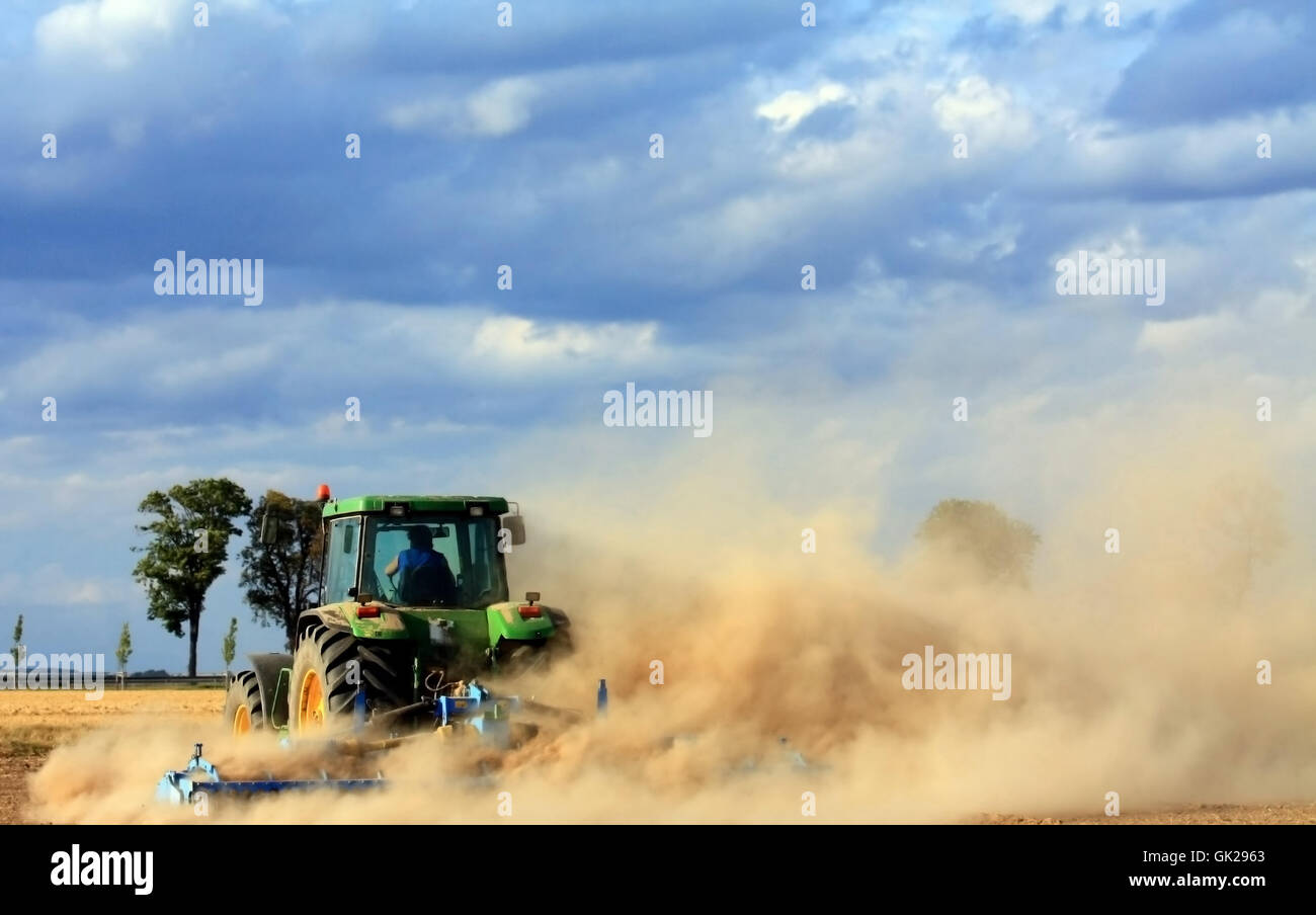 Il trattore e la nube di polvere Foto Stock