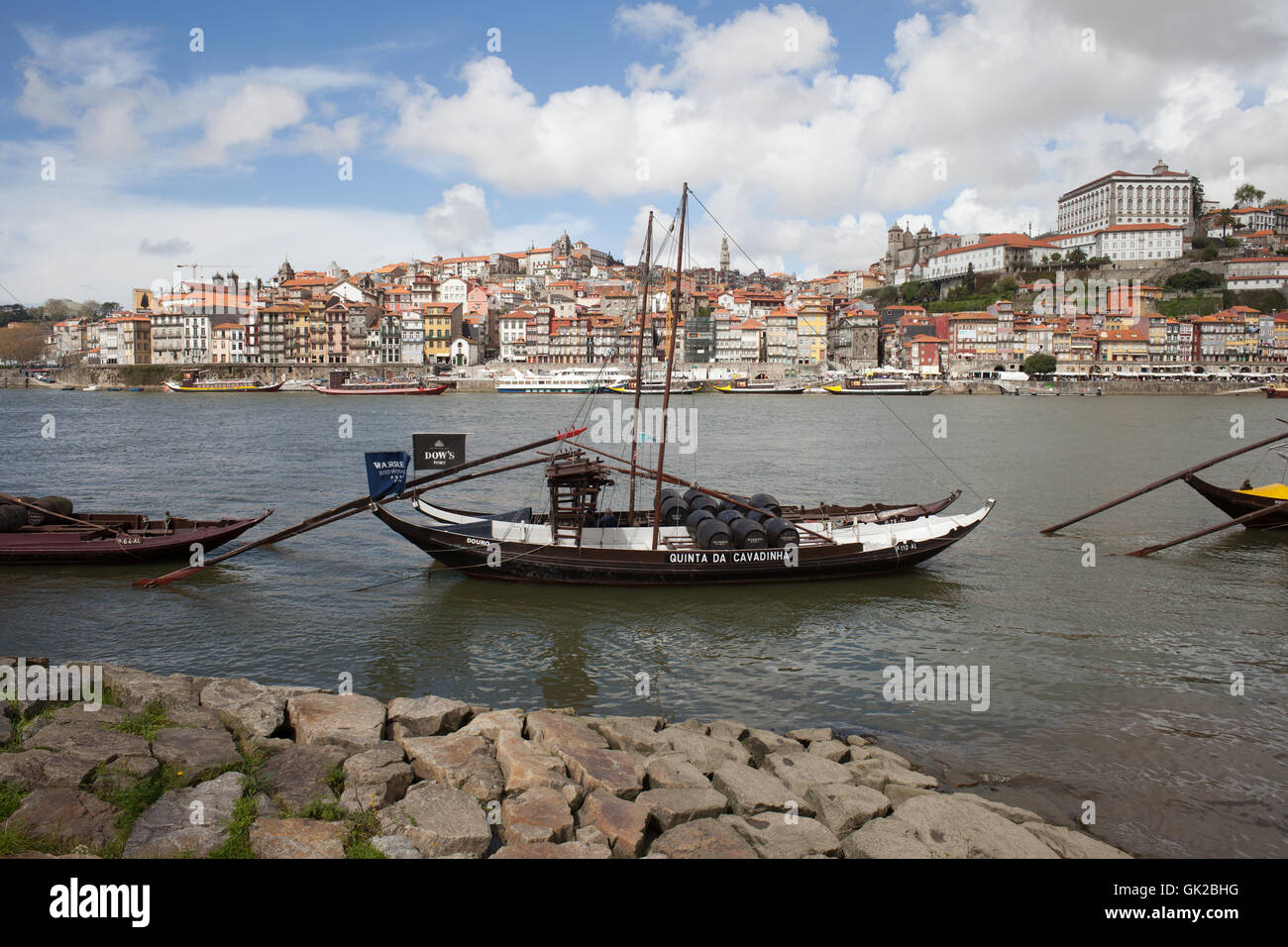 Città di Porto in Portogallo, tradizionale Rabelo imbarcazione per il trasporto dei vini sul Fiume Douro Foto Stock