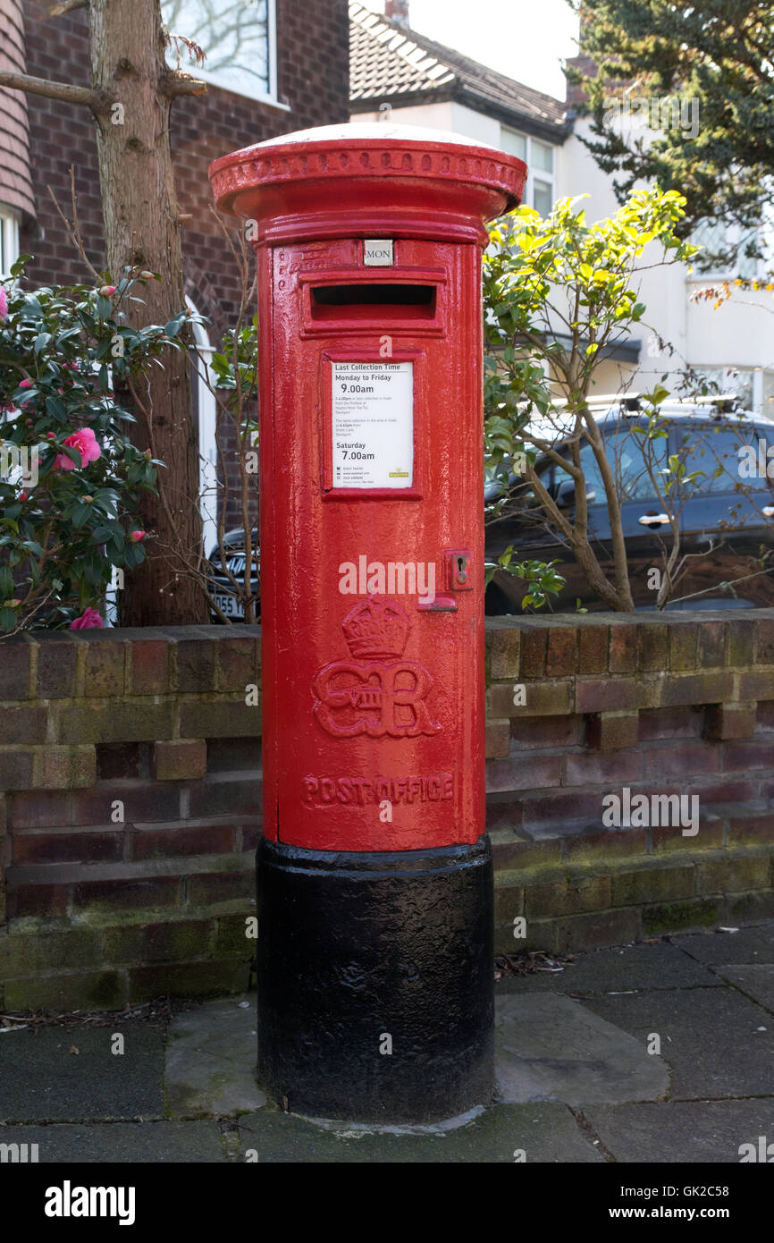 Molto rari post box recanti il Royal cipher di Edward VIII, Heaton Mersey, Stockport, Regno Unito. Foto Stock