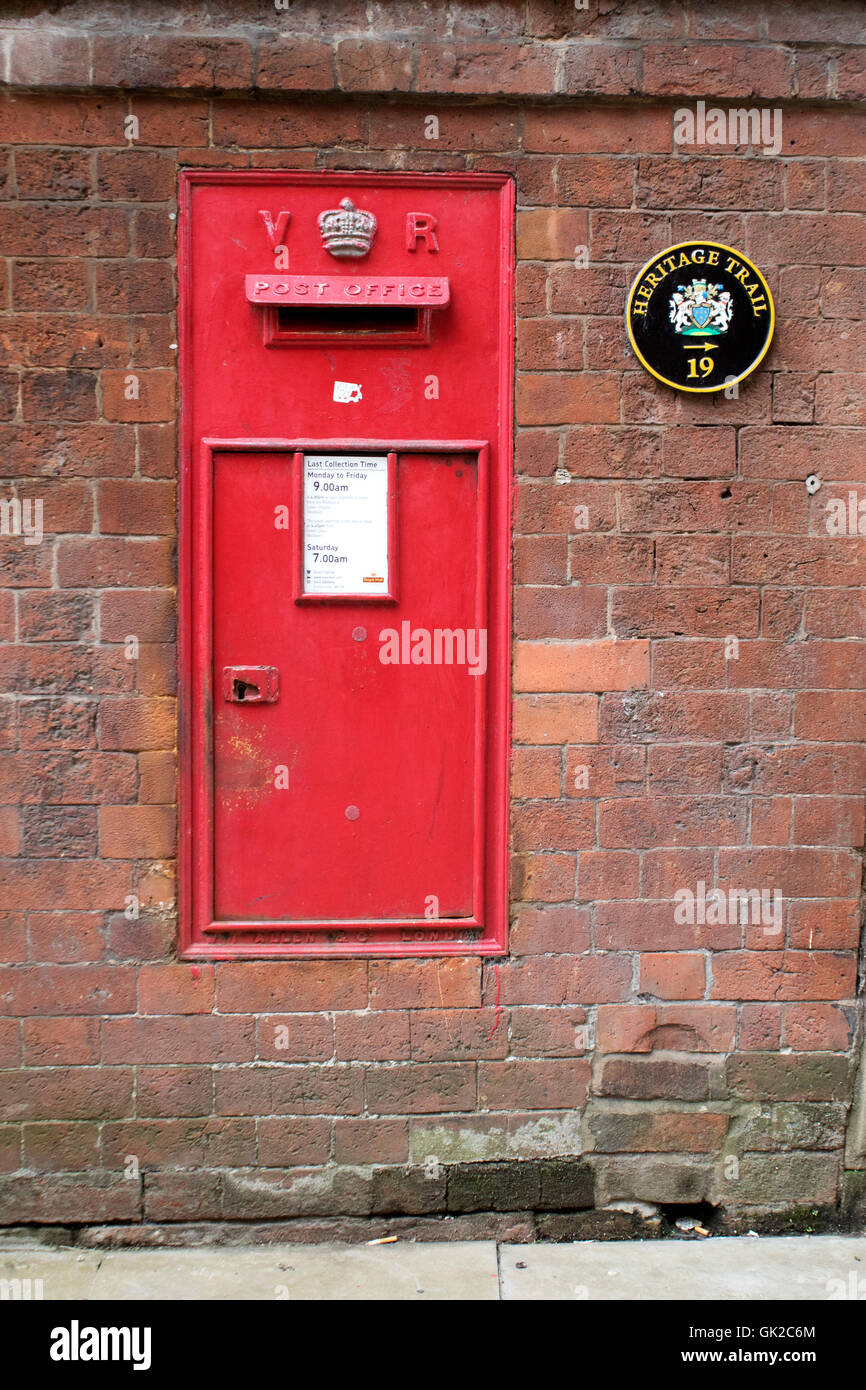 Una lettera vittoriano casella sul piccolo Underbank in Stockport centro città. Questa casella di posta è in Stockport Heritage Trail. Foto Stock