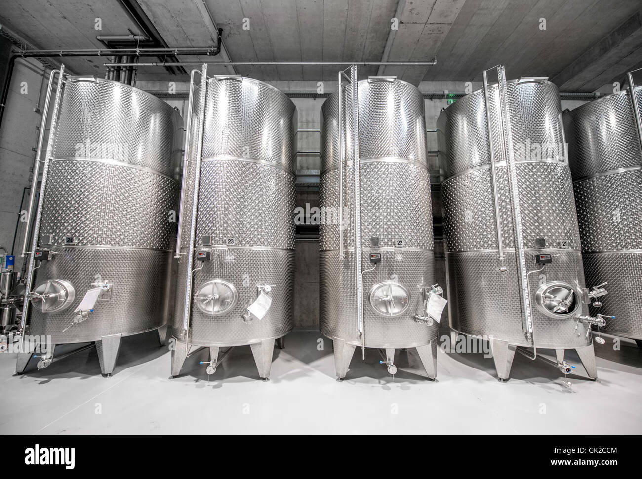 Serbatoi in metallo per la fermentazione del vino Foto stock - Alamy