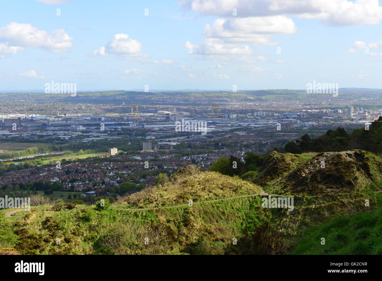 Vista panoramica di Belfast dalla cima della Cave Hill, annidata nella Lagan Valley Foto Stock