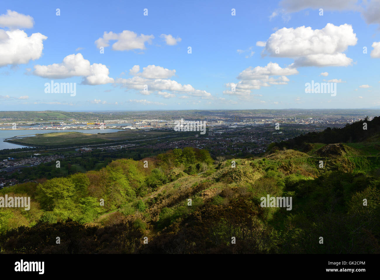 Vista panoramica di Belfast dalla cima della Cave Hill, annidata nella Lagan Valley Foto Stock