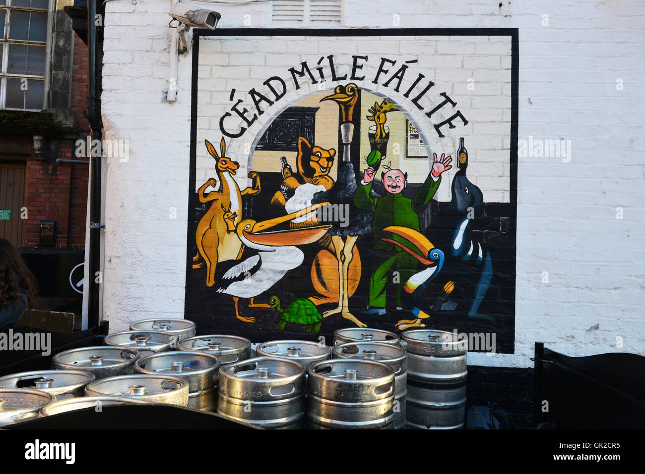 Cead Mile Failte dipinto sulla parete del pub, Belfast Foto Stock