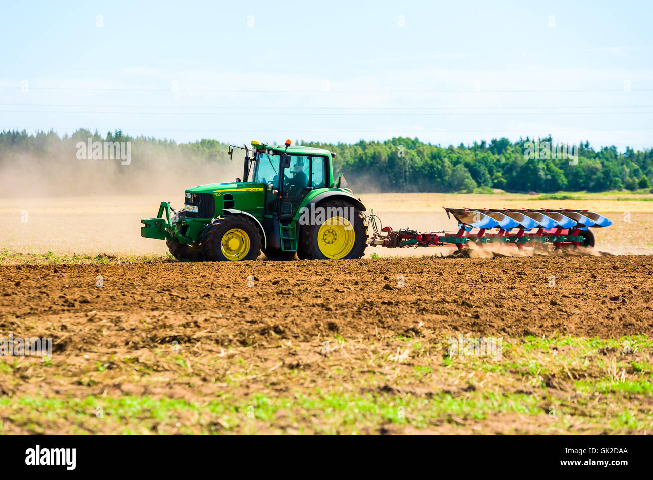 Kalmar, Svezia - Agosto 10, 2016: agricoltore utilizzando un John Deere 6930 mentre stavano arando un campo dopo il raccolto. Foto Stock