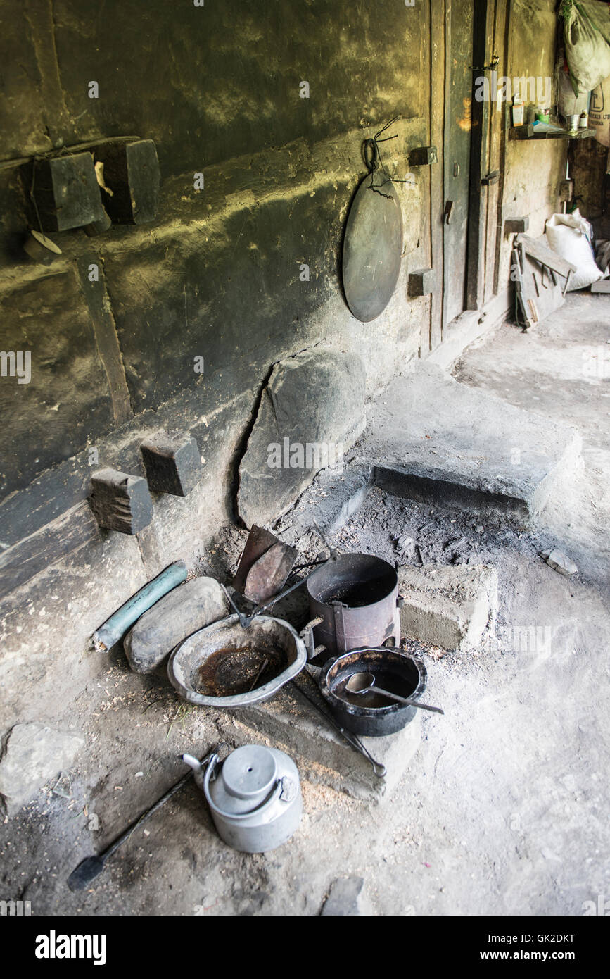 Cucina tradizionale in una casa di Kalash nella valle Birir nel nord del Pakistan Foto Stock