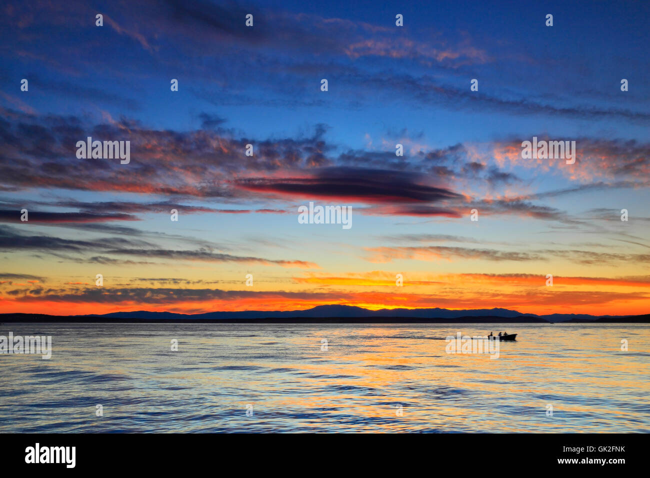 Colorato nuvoloso tramonto sul mare. Nord costa della Croazia Foto Stock