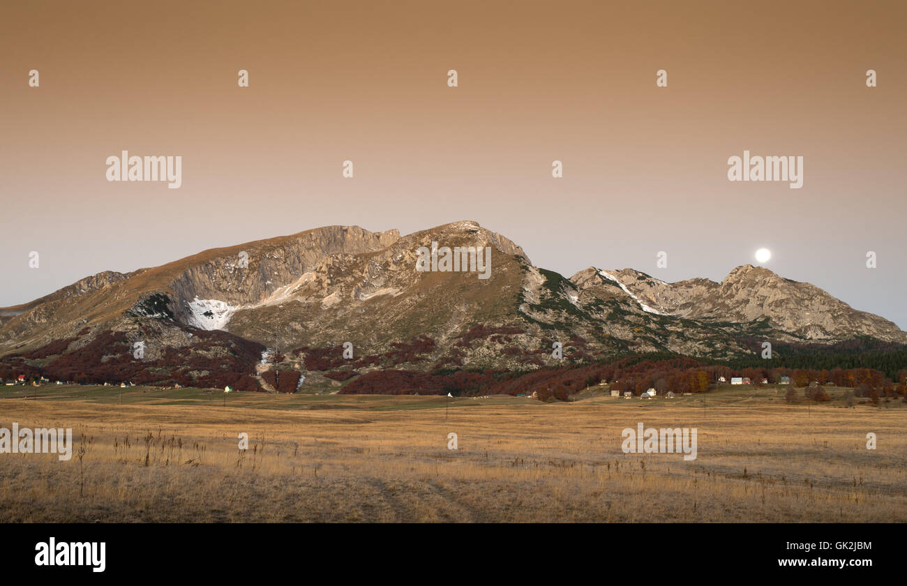 Alba paesaggio con una vista sulle cime di montagna nel Parco Nazionale Durmitor - Montenegro Foto Stock