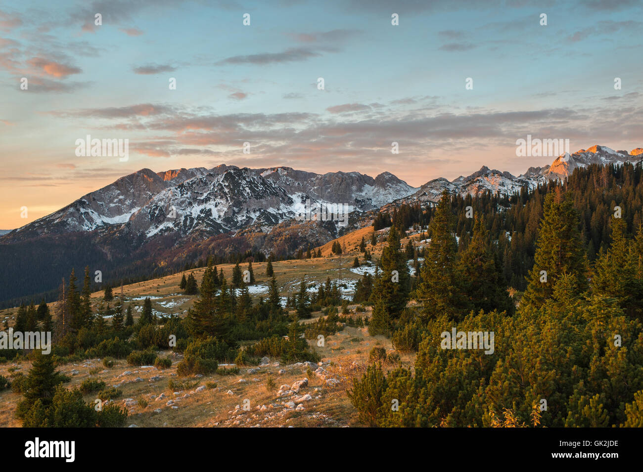 Alba paesaggio con una vista sulle cime di montagna nel Parco Nazionale Durmitor - Montenegro Foto Stock