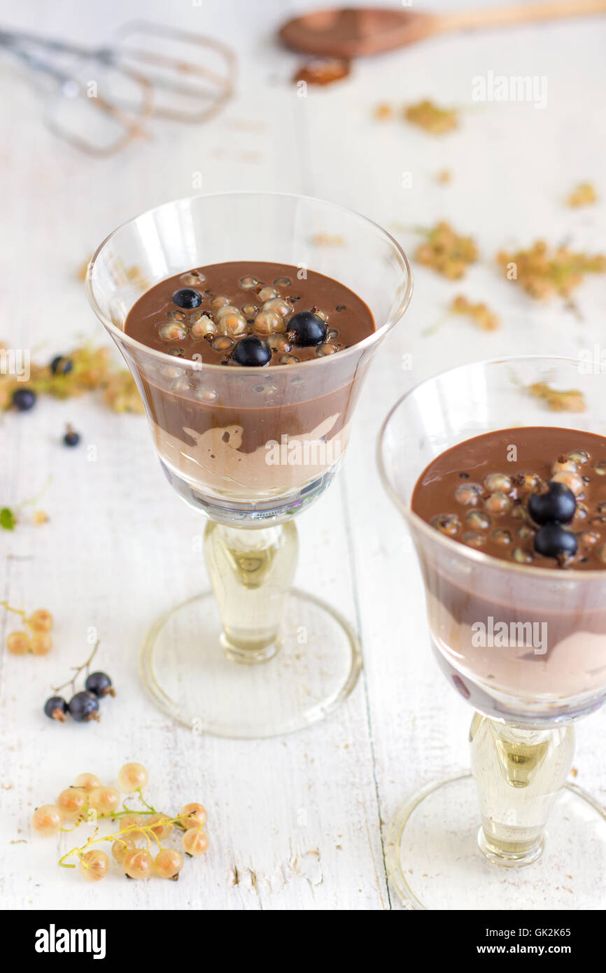 Budino di cioccolato (Mousse) Dessert con ribes bianco Foto Stock