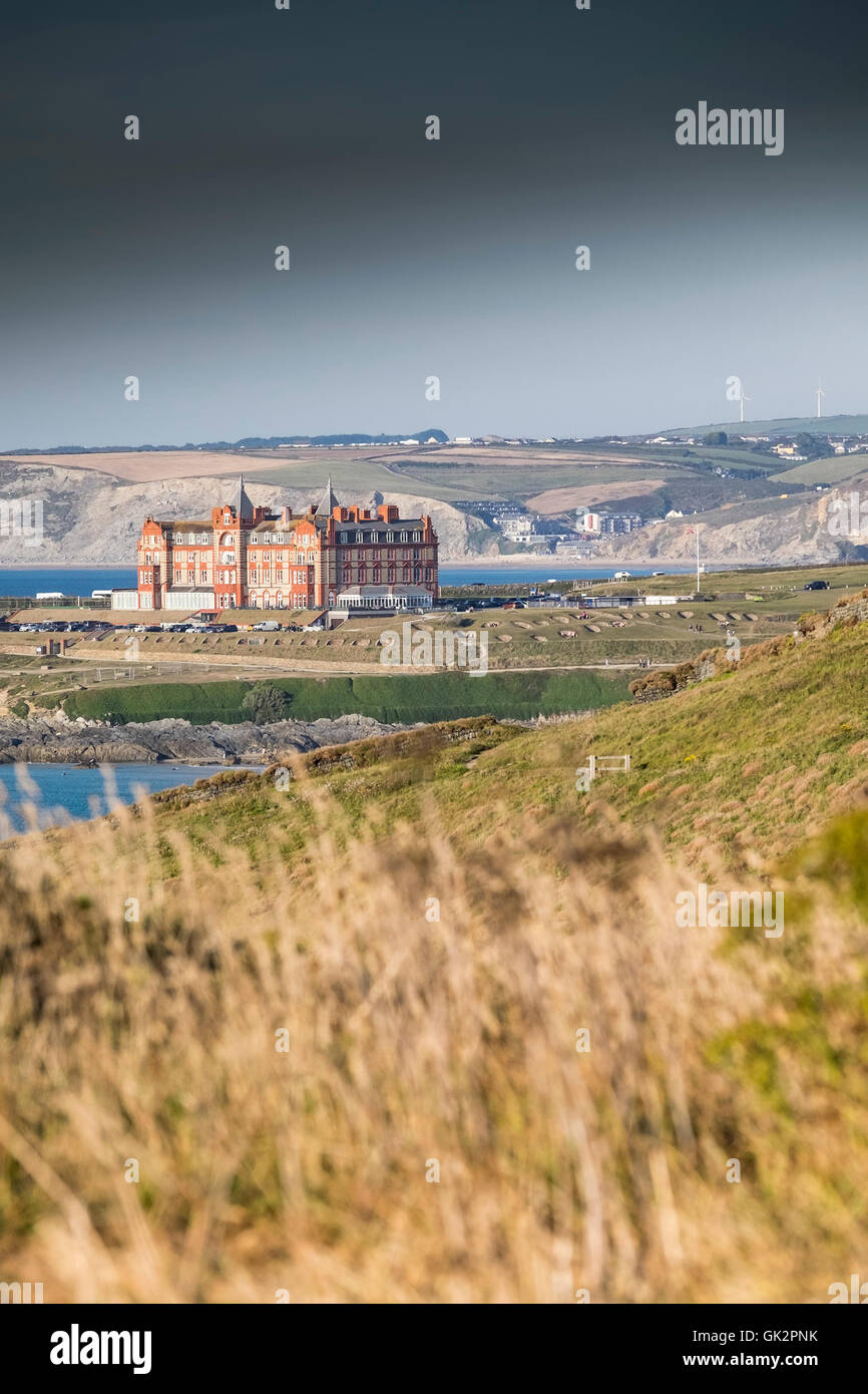 Una vista in lontananza il Headland Hotel vista da est pentire a Newquay, Cornwall Foto Stock