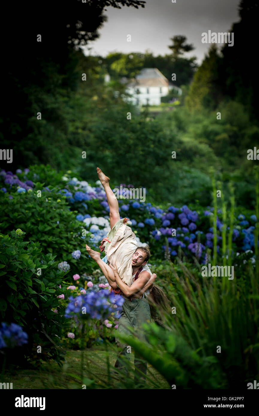 Cscape Dance Company eseguire le loro spettacolari Neptunalia a Trebah Gardens in Cornovaglia. Foto Stock