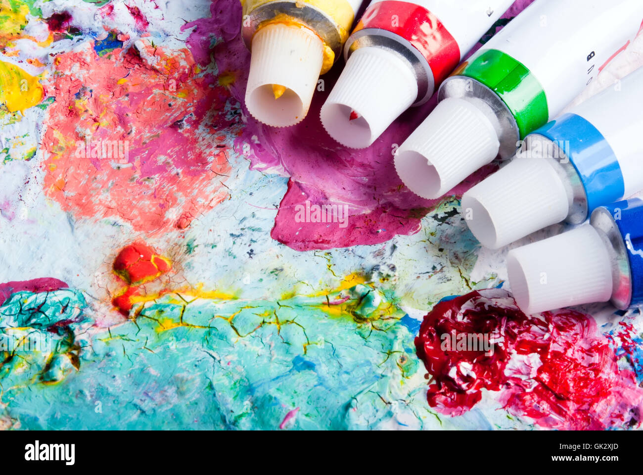 Tavolozza dei colori con diversi tubi di colore Foto Stock