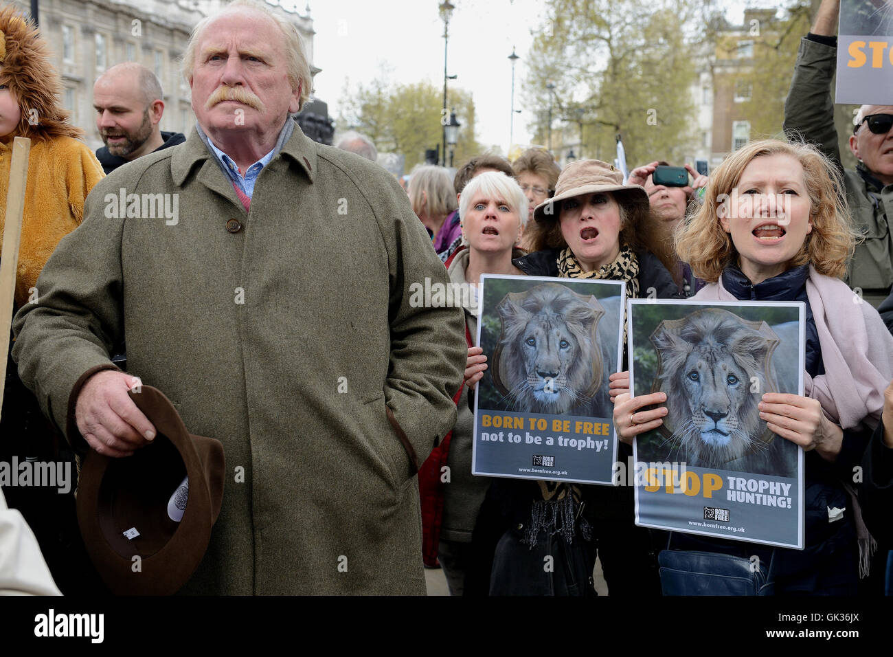 Attori James Cosmo e Virginia McKenna join carità animale gli attivisti a Downing Street chiamando per azioni per vietare lion trofeo di caccia e di una estremità a lion trophy di importazioni nel Regno Unito con: James Cosmo, i manifestanti dove: Londra, Regno Unito quando: 3 Foto Stock