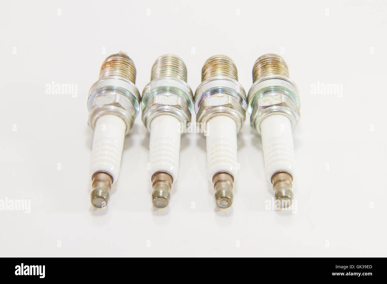 Usato candela di accensione della vettura su sfondo bianco Foto Stock