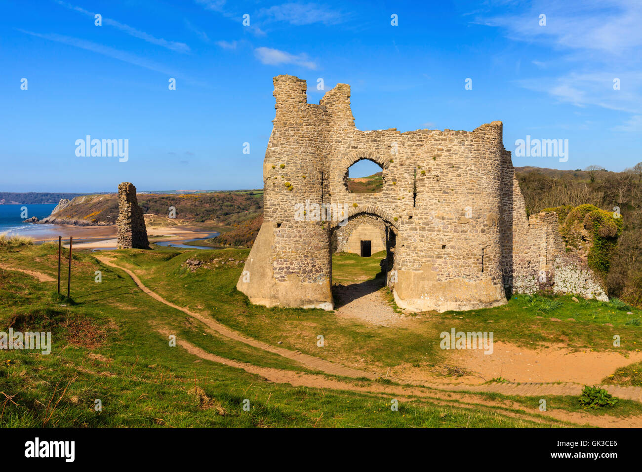 Il castello di Pennard con Three Cliffs Bay in distanza. Foto Stock