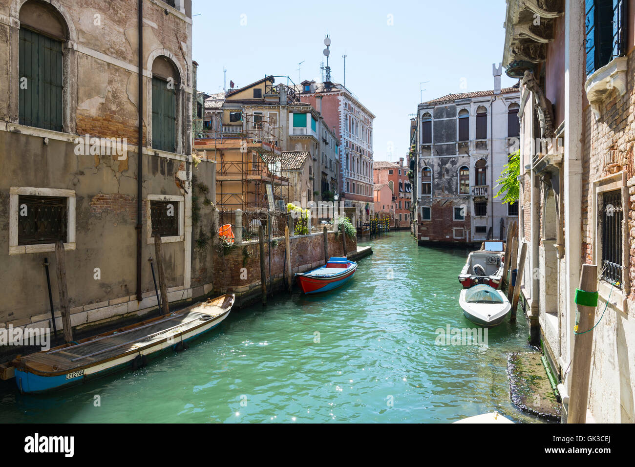 Venezia,Italy-August 12,2014:canali veneziani nascosto per molti turisti durante una giornata di sole. Foto Stock