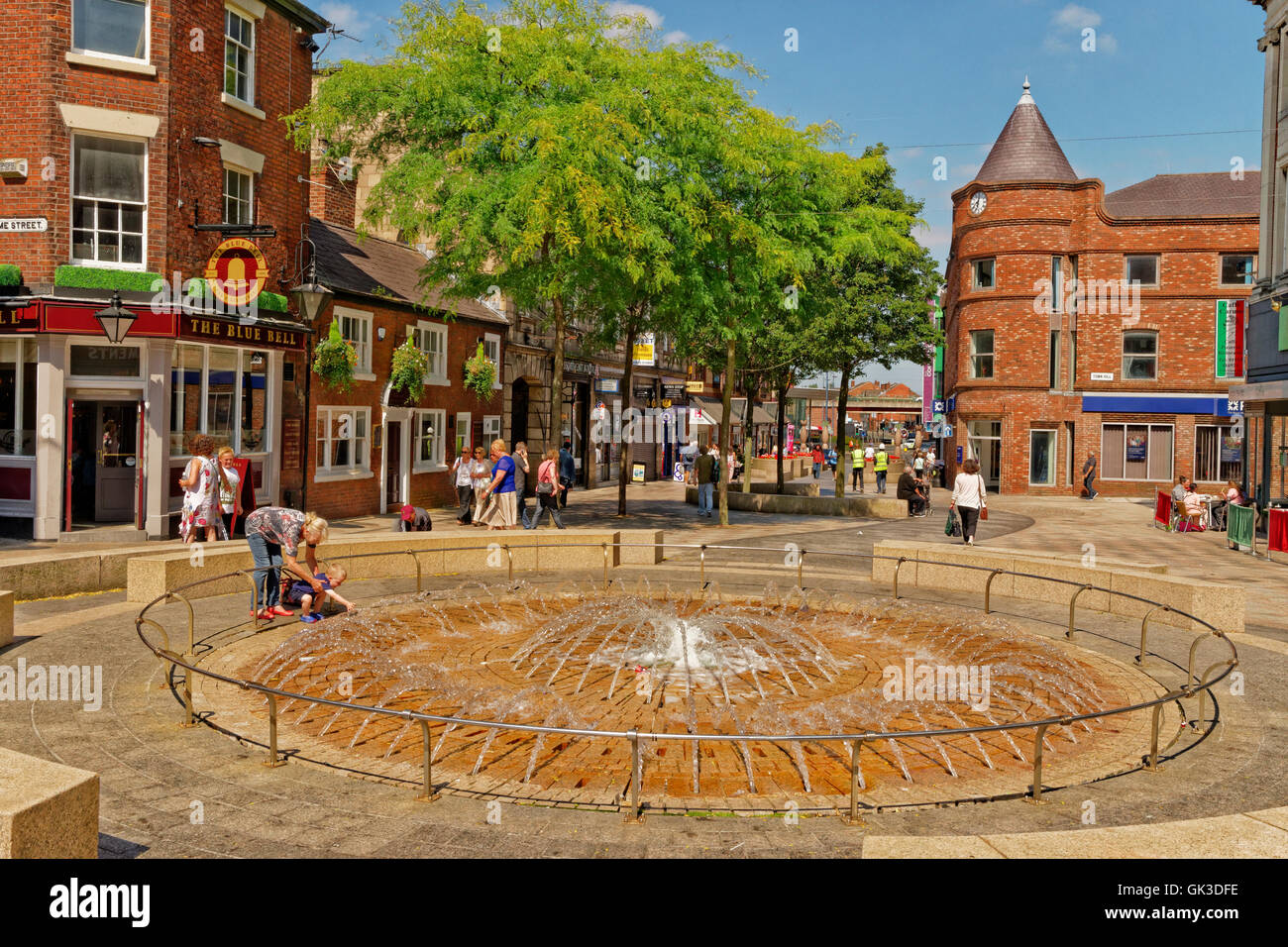 Le fontane sulla zona pedonale Horsemarket Street al centro citta' di Warrington, Cheshire. Foto Stock
