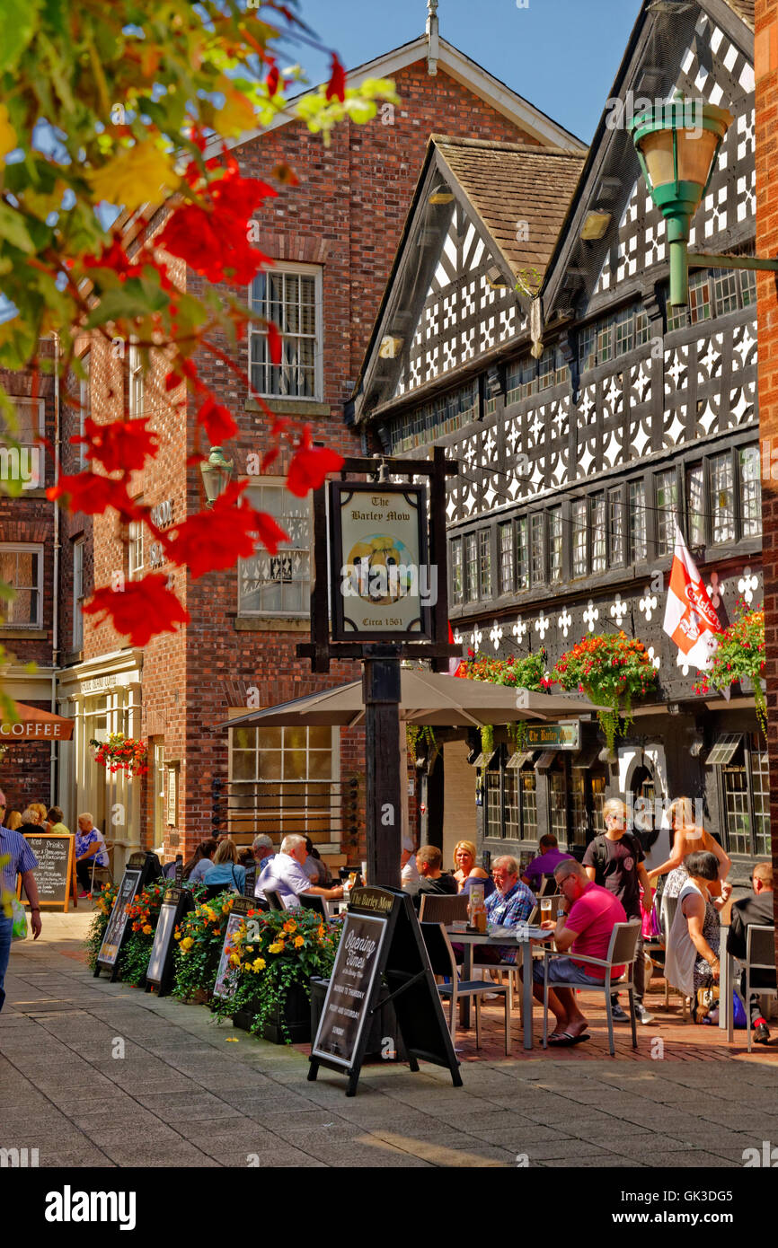 Golden Square e l'Orzo Mow Inn circa 1561 al centro citta' di Warrington, Cheshire. Foto Stock