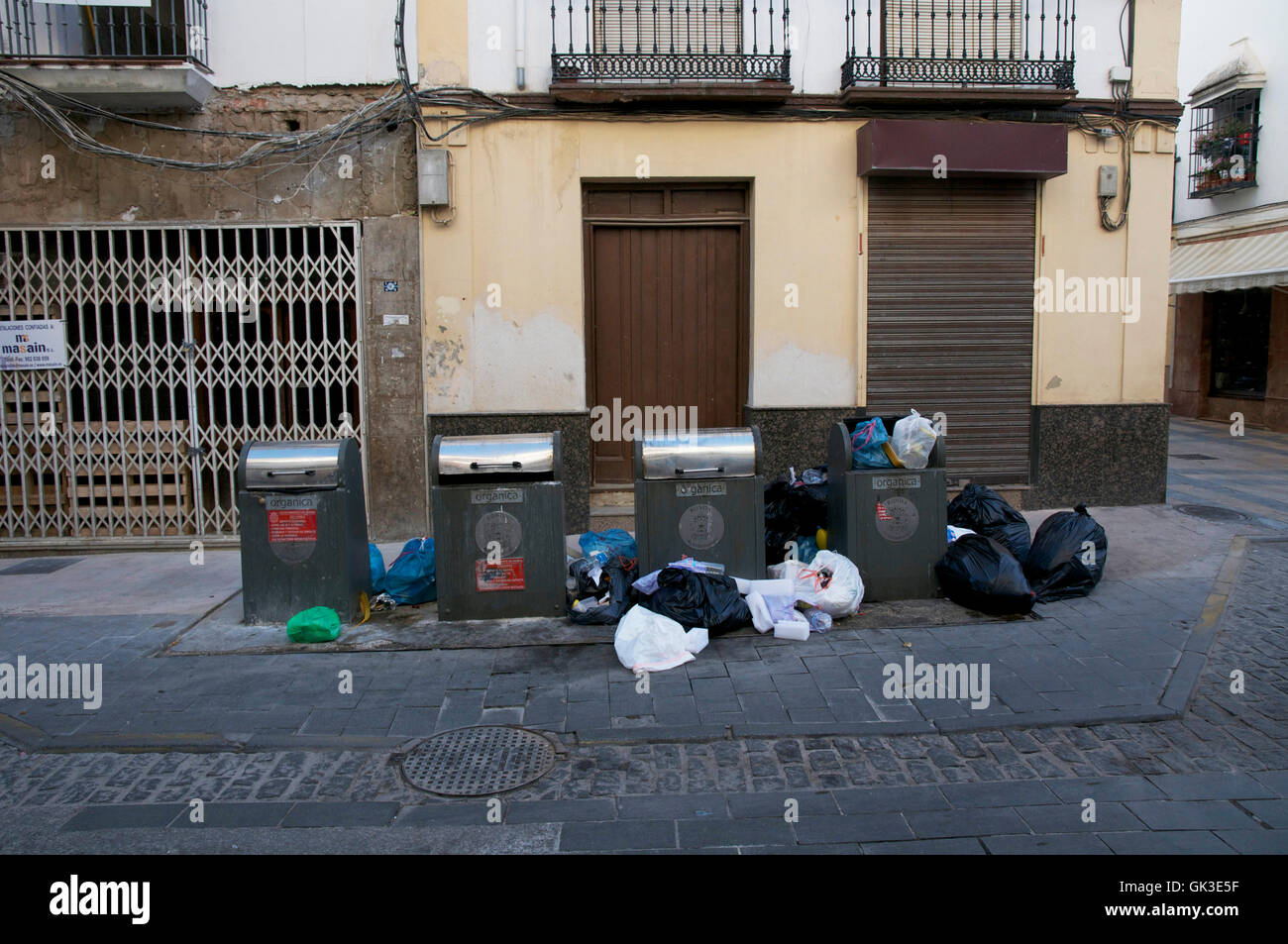 Non riscosse spazzatura accanto a scomparti di moderno. Foto Stock