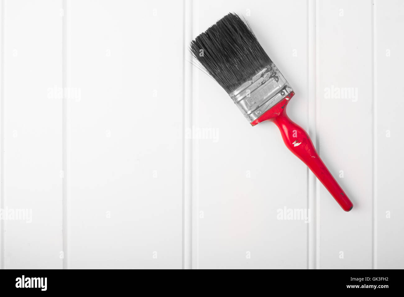 Vernice vecchia spazzola su sfondo bianco Foto Stock