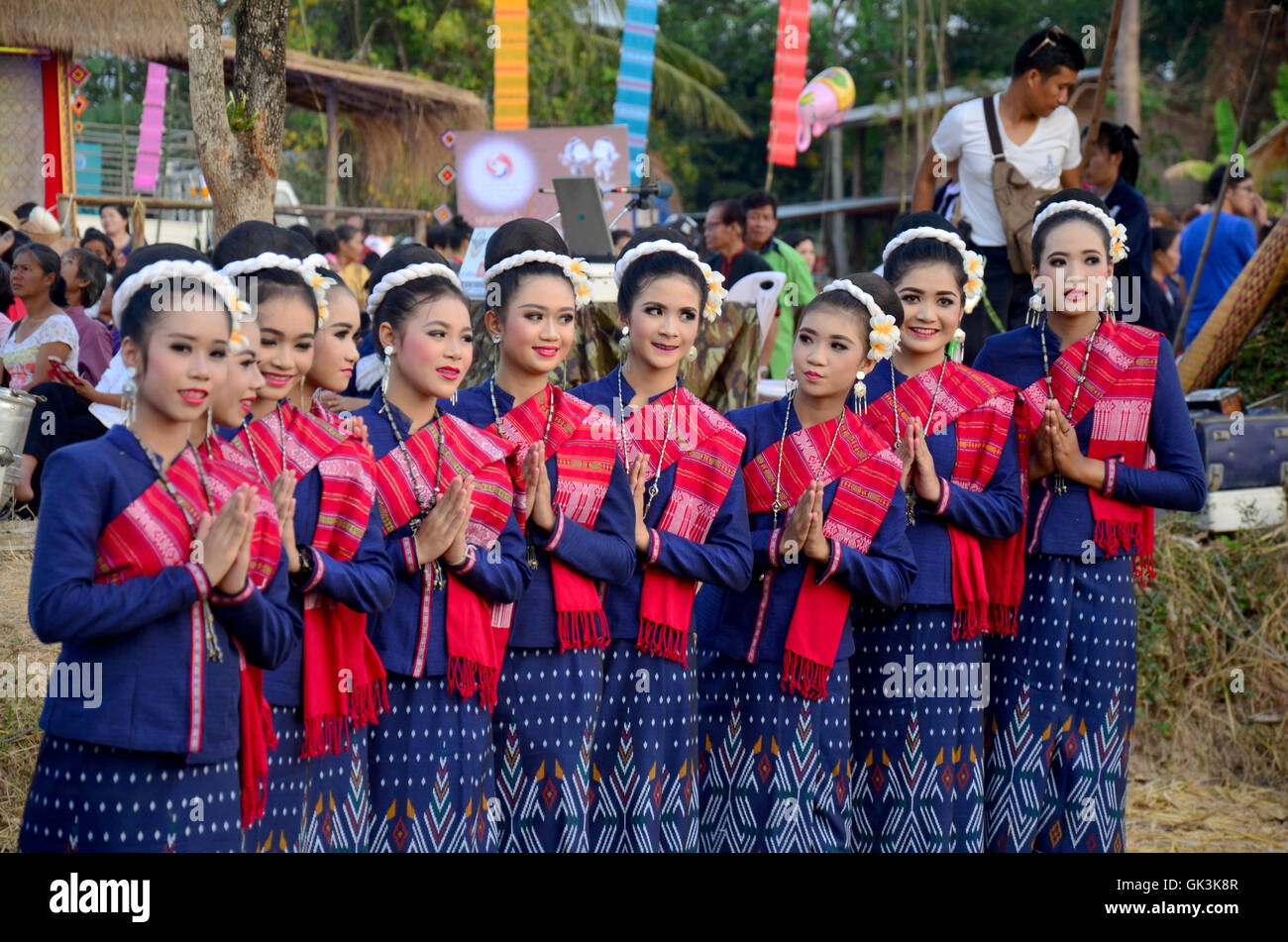 L'unità PHU tai persone indossano abiti costume nazionale phu thai per mostrare e unisciti a Phu thai giornata mondiale festival al divieto Non Hom su gennaio 16 Foto Stock