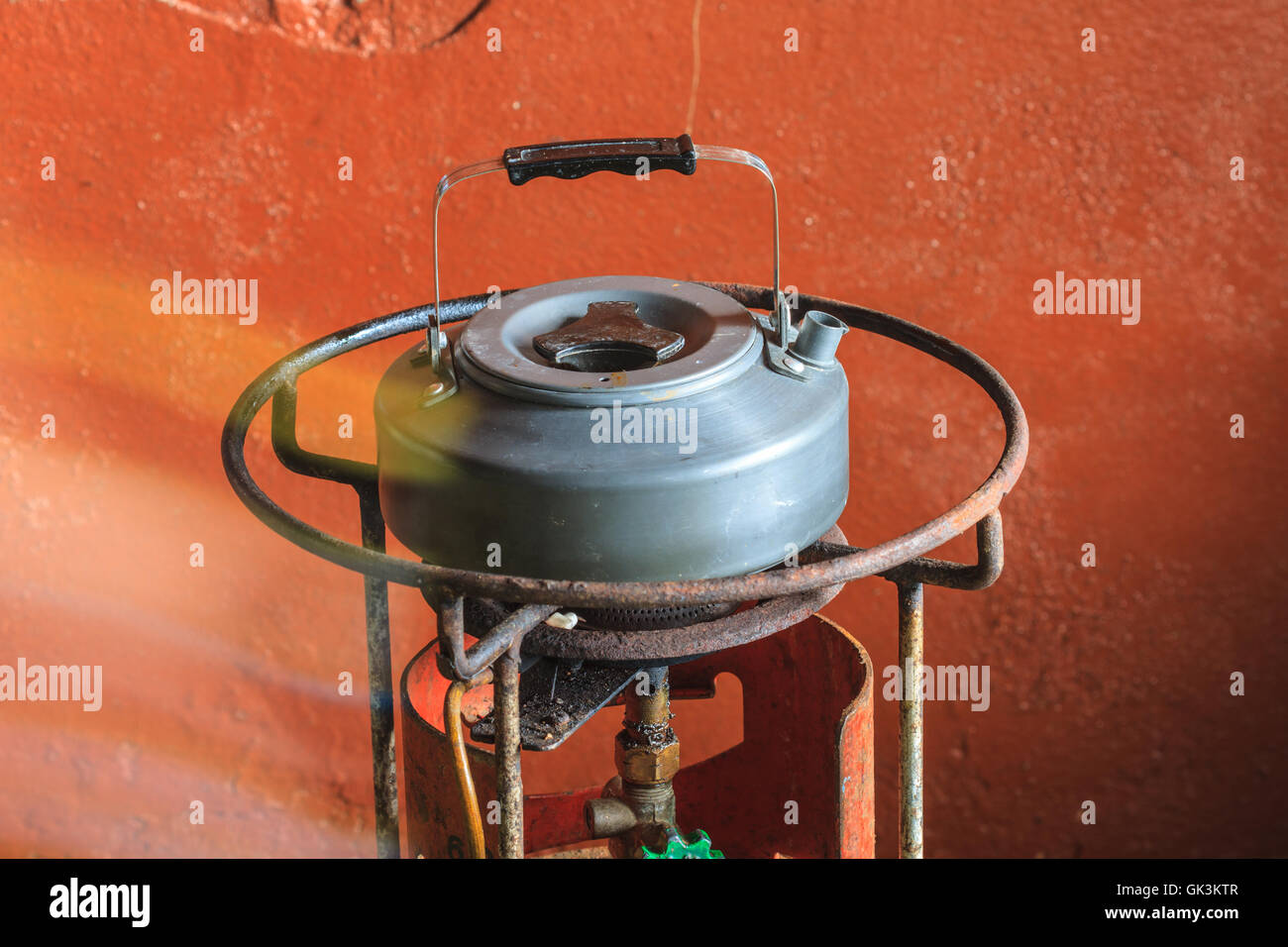 Vintage, antico, stufa a legna con bollitore, cimeli americani del passato,  Regno Unito Foto stock - Alamy