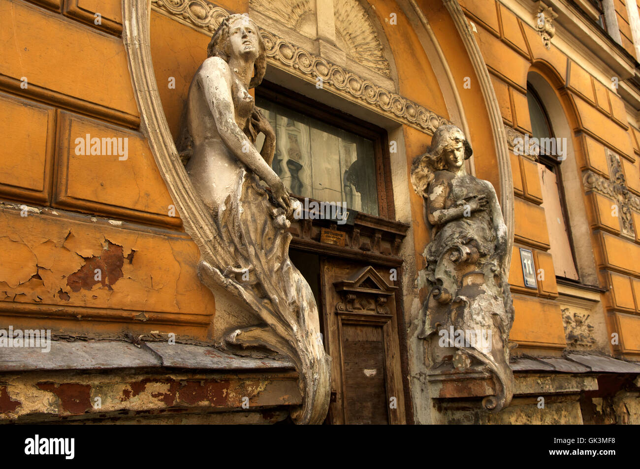 25 ago 2011, Riga, Lettonia --- Art Nouveau figure scolpite in facciate di Art Nouveau edifici, Riga, --- Image by © ger Foto Stock