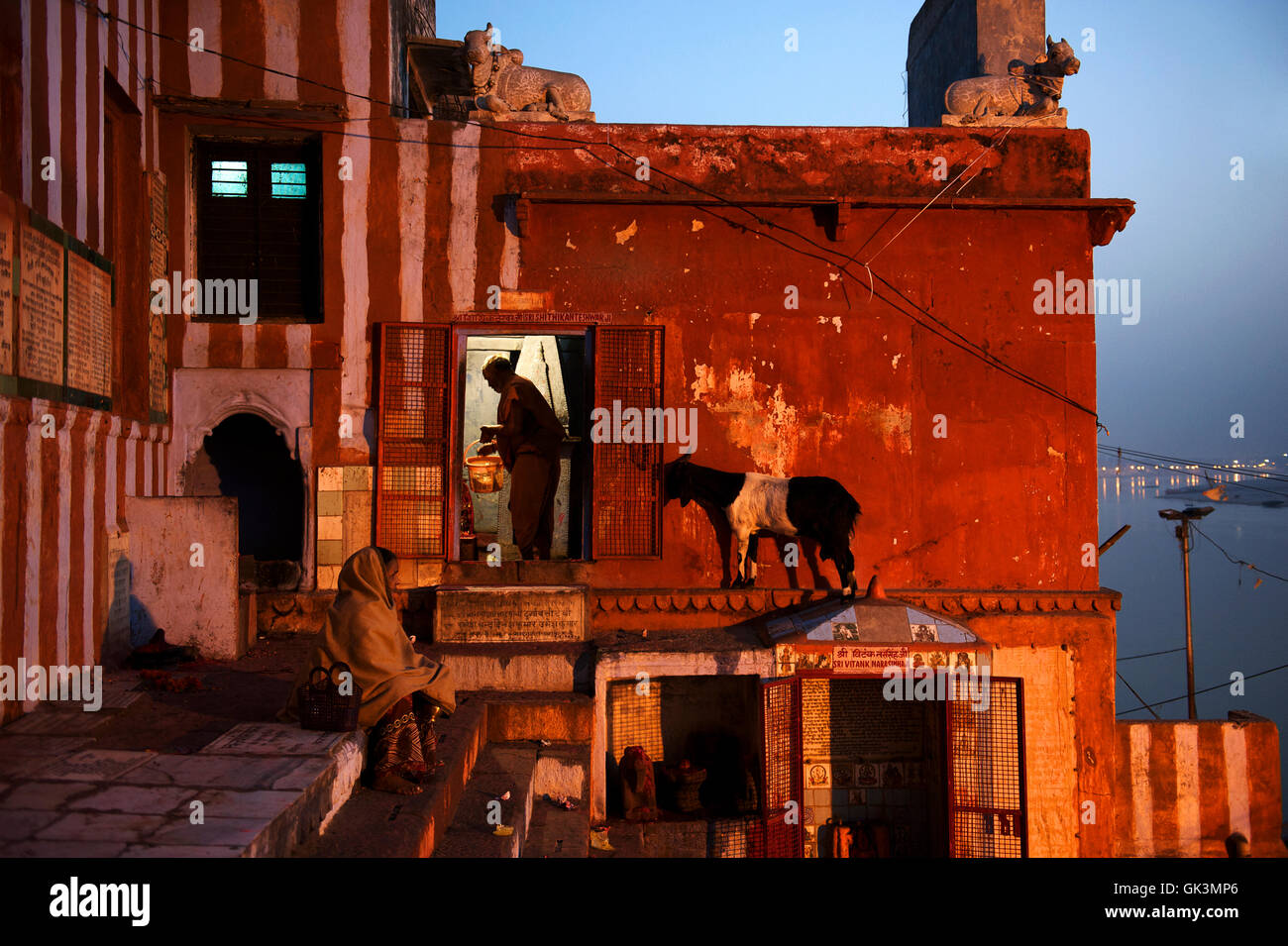 05 Mar 2012, Varanasi, India centrosettentrionale, India --- Kedar Ghat, come il sole che sorge sopra il Gange, Varanasi, Uttar Pradesh, Ind Foto Stock