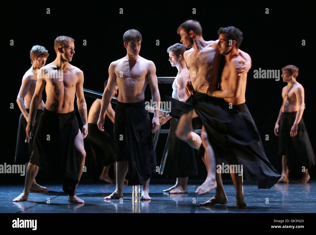 I membri del Balletto Scozzese hanno provato una scena del MC 14/22 di Angelin Preljocaj (Ceci est mon Corps) sul palco del Festival Theatre di Edimburgo. La danza fa parte di un doppio disegno di grandi opere di danza contemporanea della compagnia nazionale scozzese di balletto che si esibì al Festival Internazionale di Edimburgo di quest'anno. Foto Stock