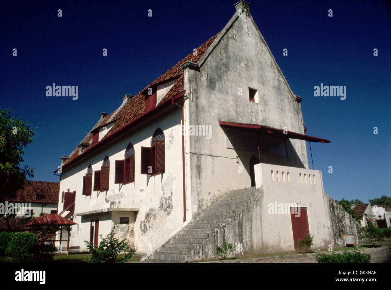 Ca. 1985-1995, Sulawesi, Indonesia --- olandese un edificio commerciale presso la ex-colonia di Sulawesi, Indonesia. --- Image by © Jeremy H Foto Stock