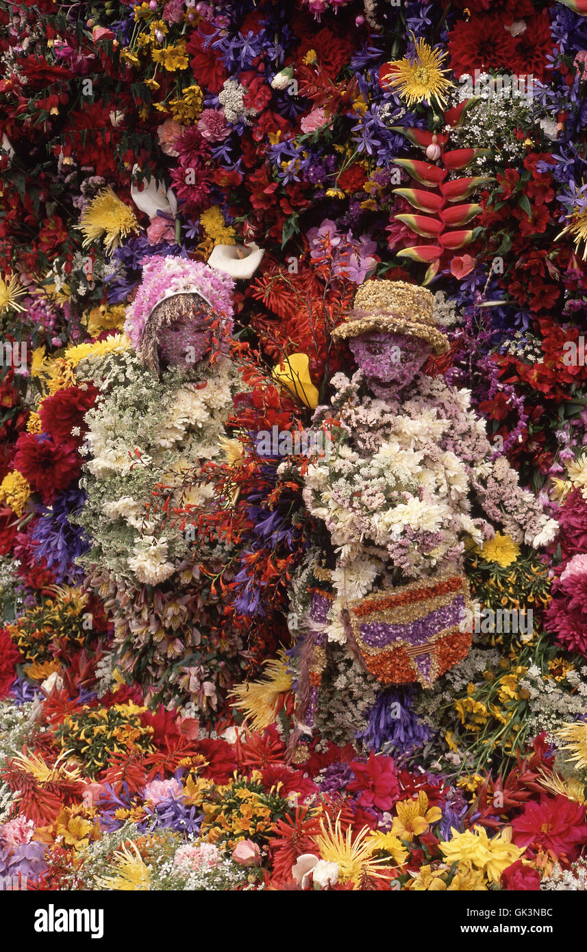 1994, Medellin, Colombia --- due figure floreali stand in mezzo a fiori disposti su grandi telai pesante per il Festival dei Fiori. Foto Stock