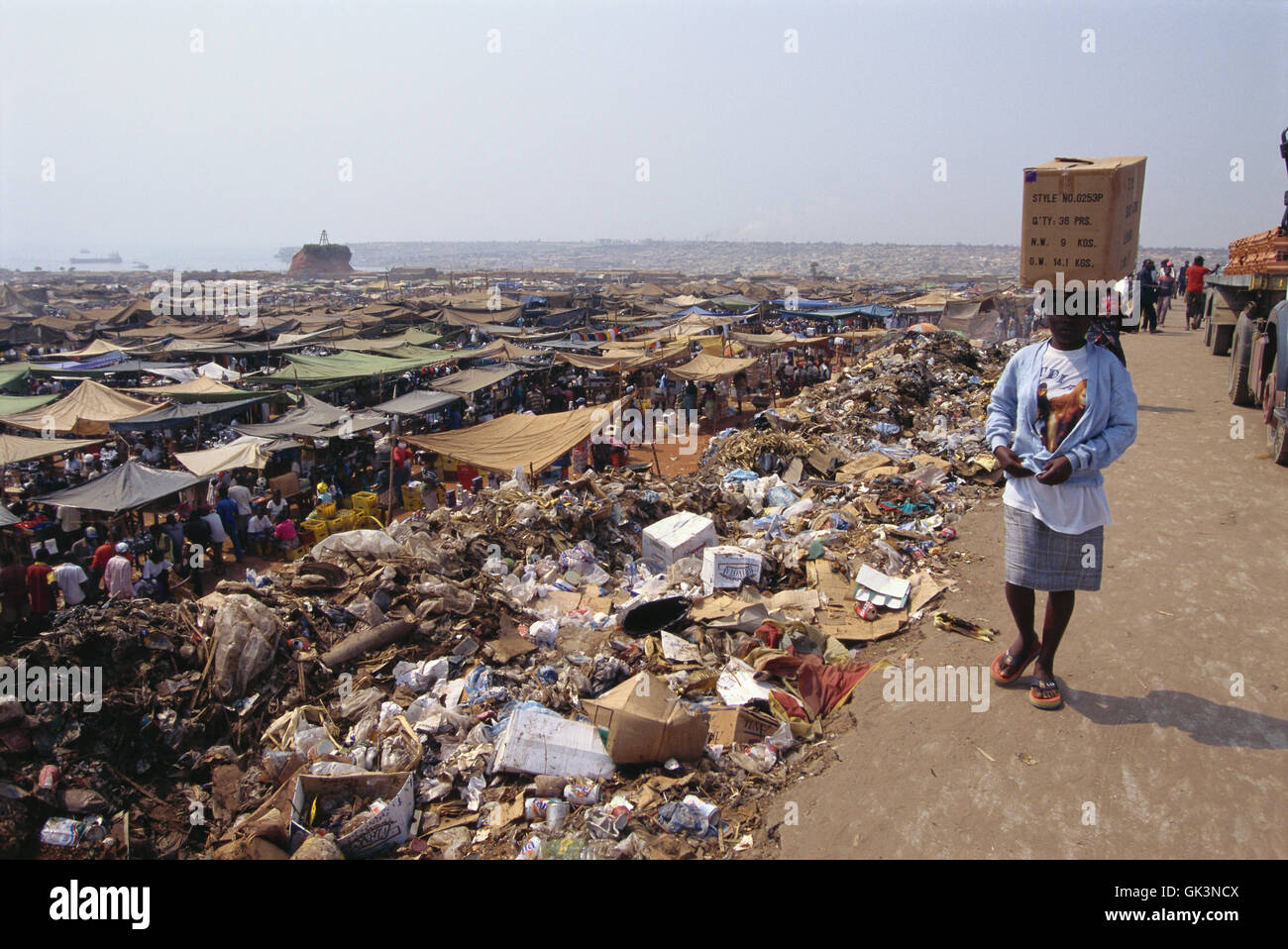 Ca. 1985 - 2000, Luanda, Angola --- baraccopoli le condizioni di vita in Roche Santiero Mercato --- Image by © Jeremy Horner Foto Stock