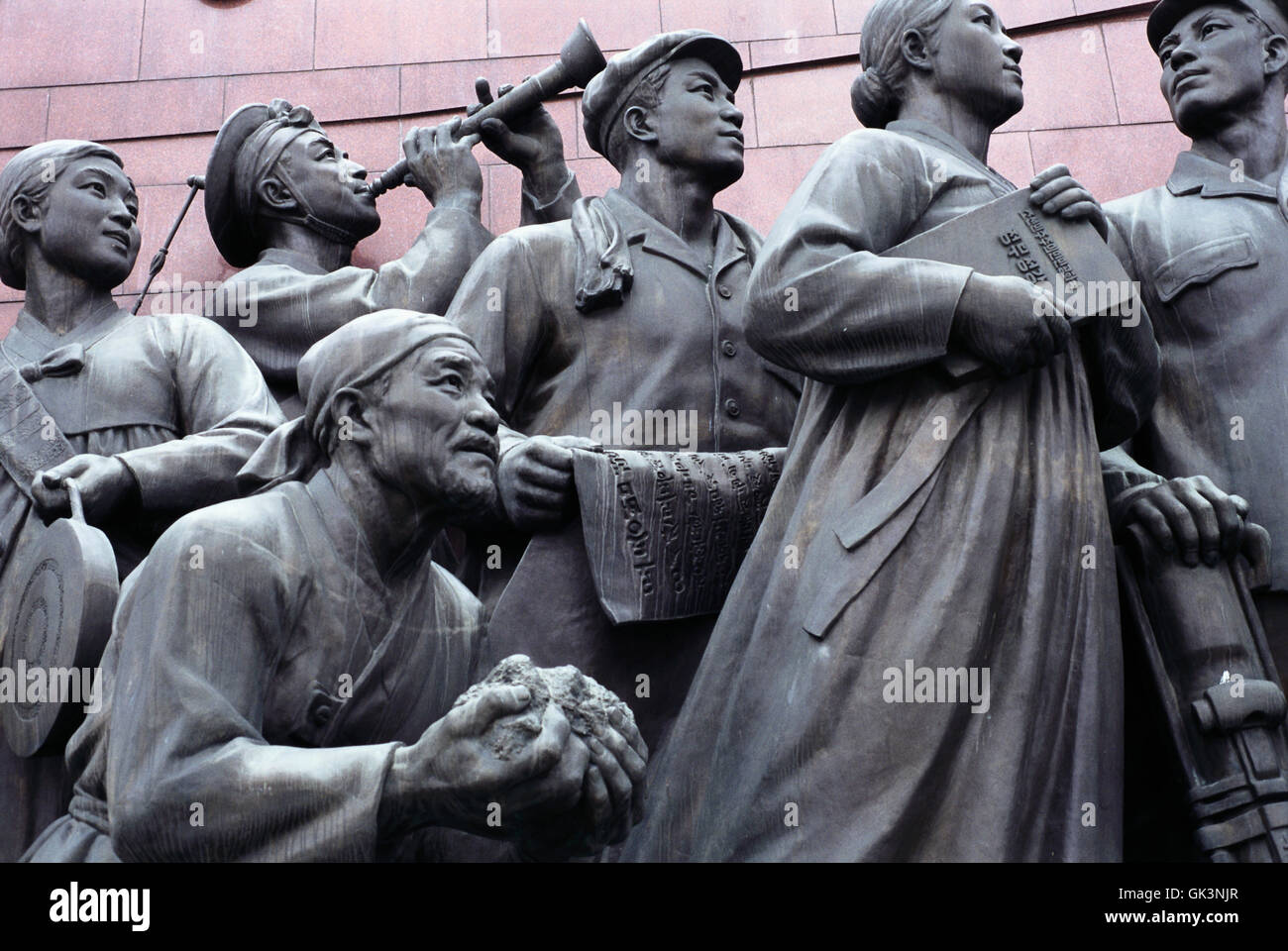 Ca. 2003 --- Dettaglio del nord coreano figure dal Mansudae Grand Monument --- Image by © Jeremy Horner Foto Stock