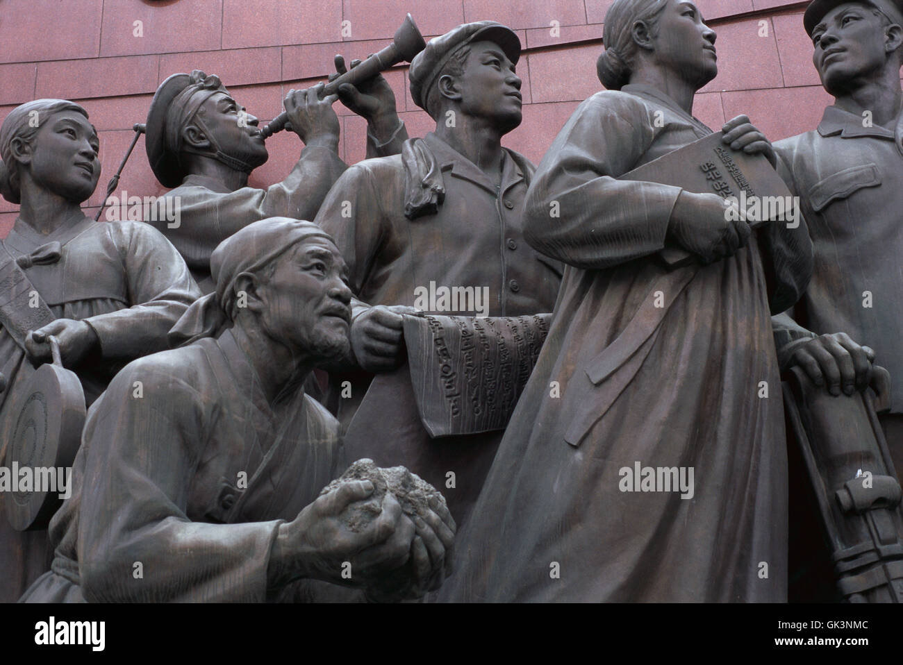 Dettaglio del nord coreano figure dal Mansudae Grand Monument --- Image by © Jeremy Horner Foto Stock