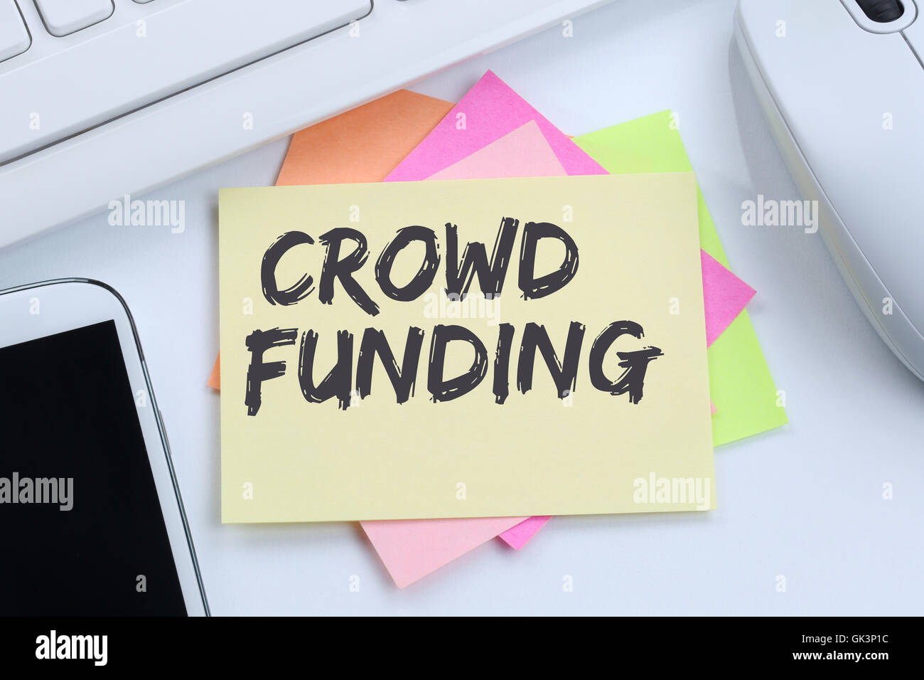 Il finanziamento della folla raccolta crowdfunding denaro investimenti online internet concetto di business desk della tastiera del computer Foto Stock