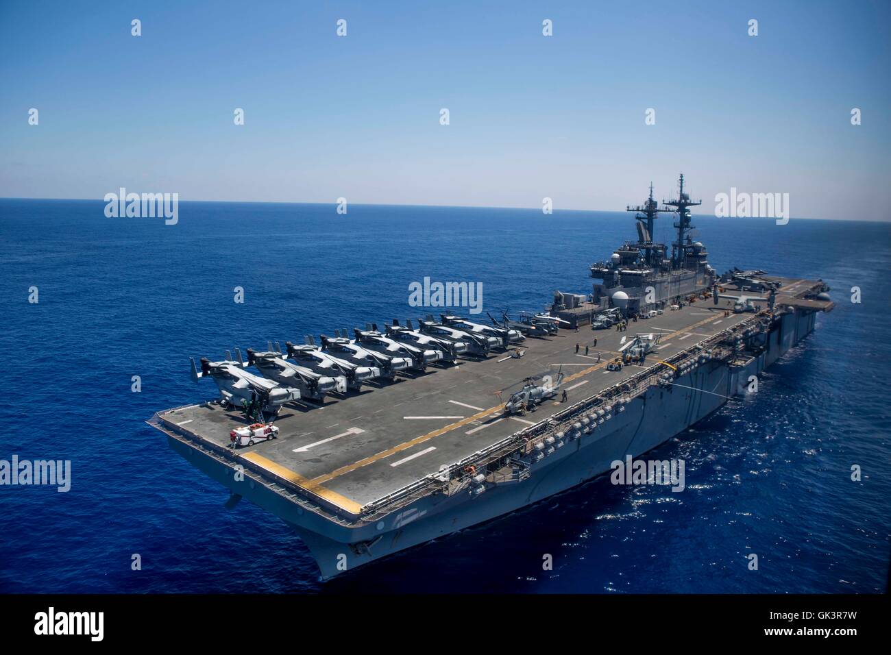 US Navy Amphibious Assault nave USS Wasp vapori attraverso il mar Mediterraneo durante operazioni come parte della sesta flotta Agosto 15, 2016 . Foto Stock