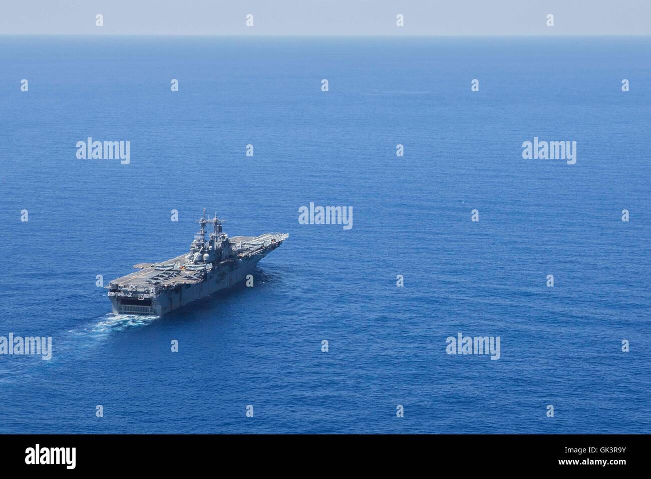 US Navy Amphibious Assault nave USS Wasp vapori attraverso il mar Mediterraneo durante operazioni come parte della sesta flotta Agosto 15, 2016 . Foto Stock