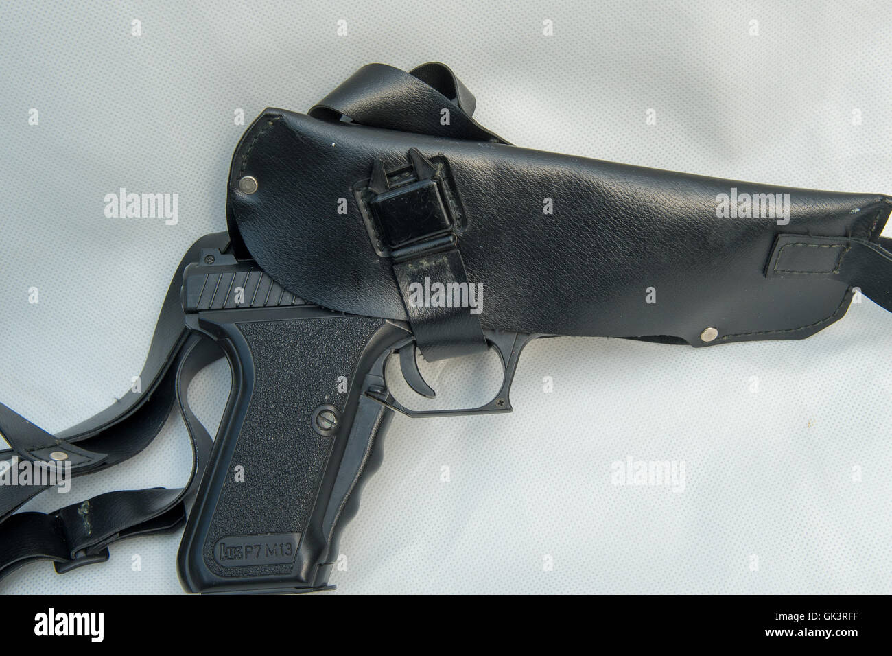 Pistola replica e una fondina con spallamento Foto Stock