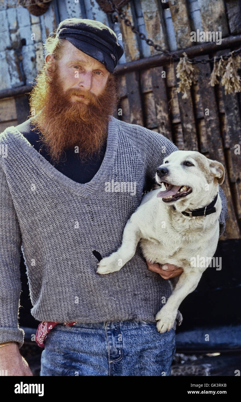 Pescatore locale con il suo cane, Hastings, East Sussex, England, Regno Unito Foto Stock