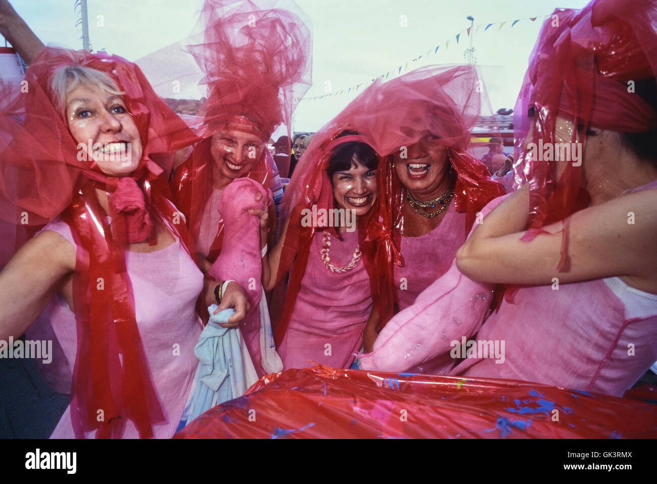 Un gruppo di donne in costume in Hastings Old town sfilata di carnevale. east sussex. In Inghilterra. Regno Unito Foto Stock